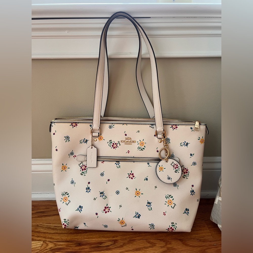 Coach Gallery Leather Tote with Wild Meadow Print - Gold/Chalk Multi (C4251)
